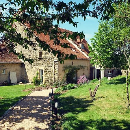 Le The Au Jardin Bed and Breakfast Saint-Julien-de-Civry Exteriör bild