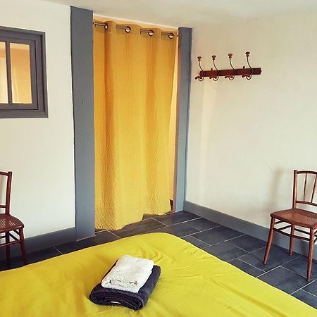 Le The Au Jardin Bed and Breakfast Saint-Julien-de-Civry Exteriör bild
