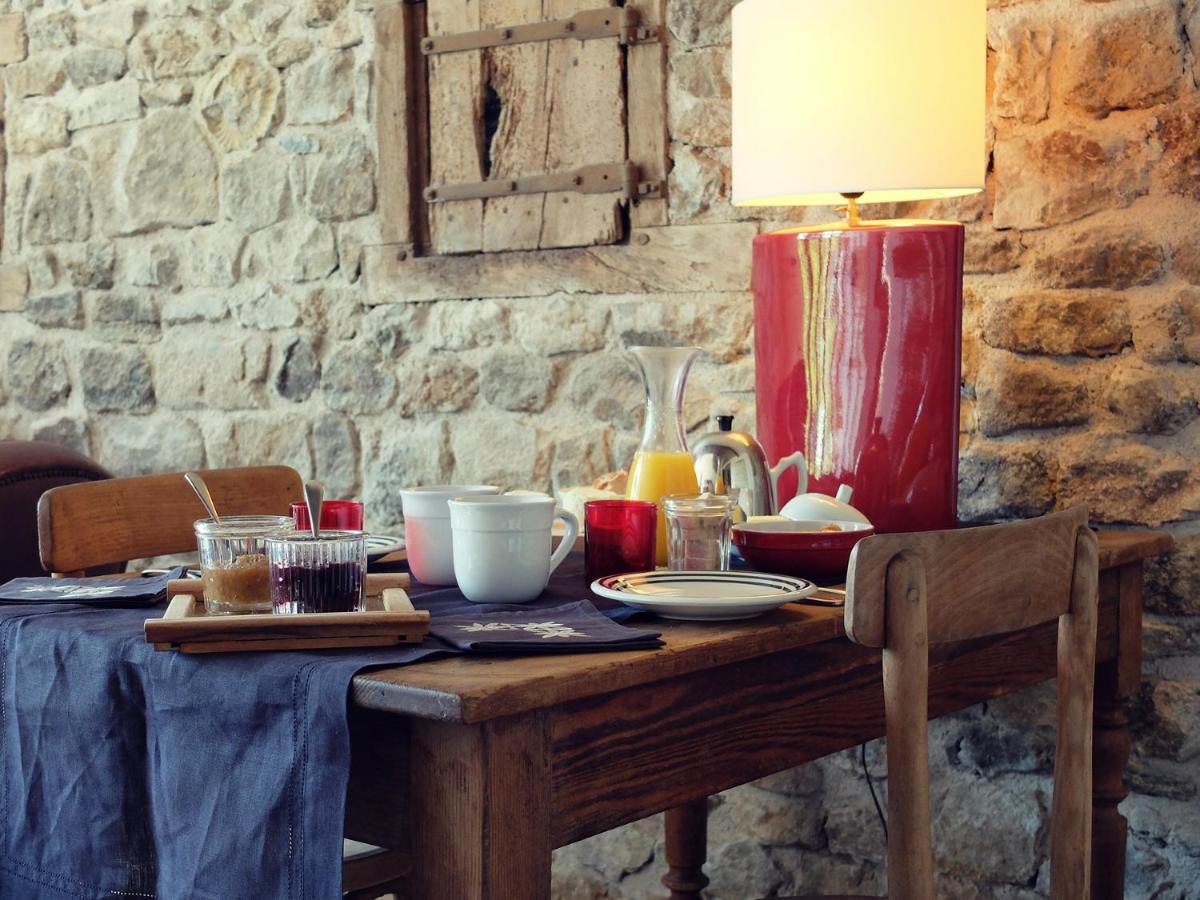 Le The Au Jardin Bed and Breakfast Saint-Julien-de-Civry Exteriör bild